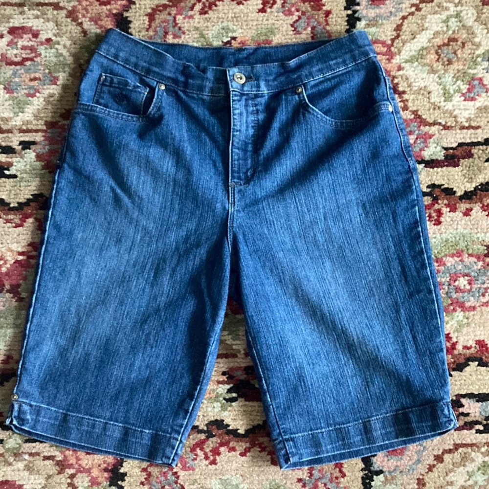 Gloria Vanderbilt stretch denim shorts size medium, 29” waist